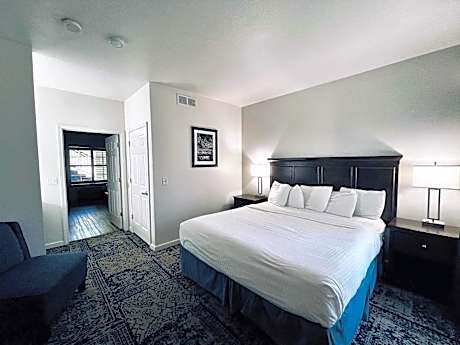 Deluxe King Suite