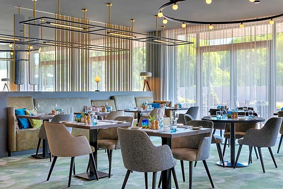 Renaissance by Marriott Amsterdam Schiphol Airport Hotel