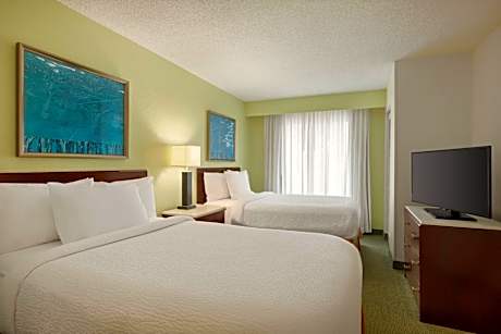 Suite with Two Double Beds and Adapted Tub - Mobility and Hearing Accessible