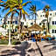 Walkabout 5 Retro Hotel on the beach with live music and a bar