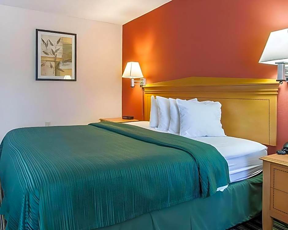 Econo Lodge Inn & Suites
