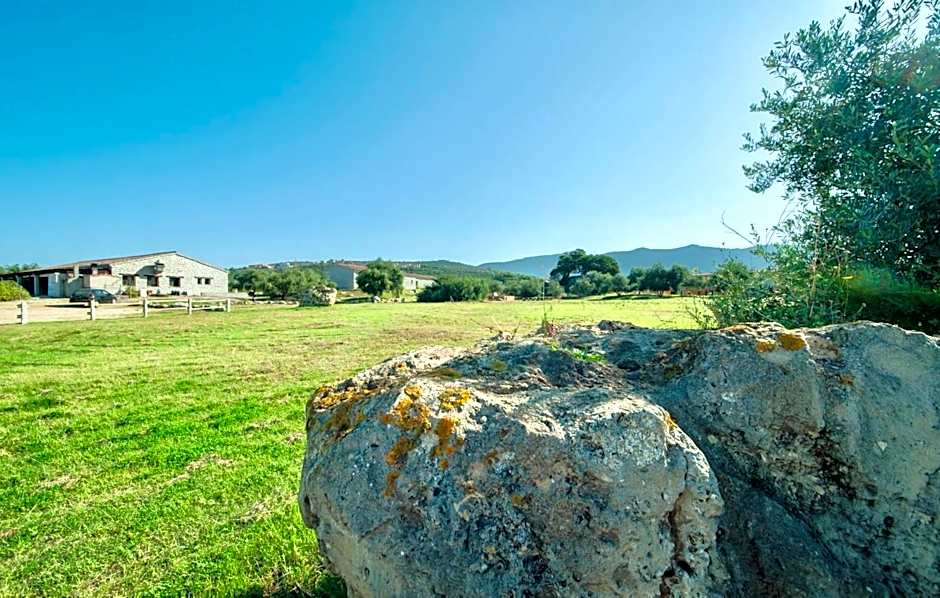 Lofts with private outdoor area and swimming-pool in Badesi