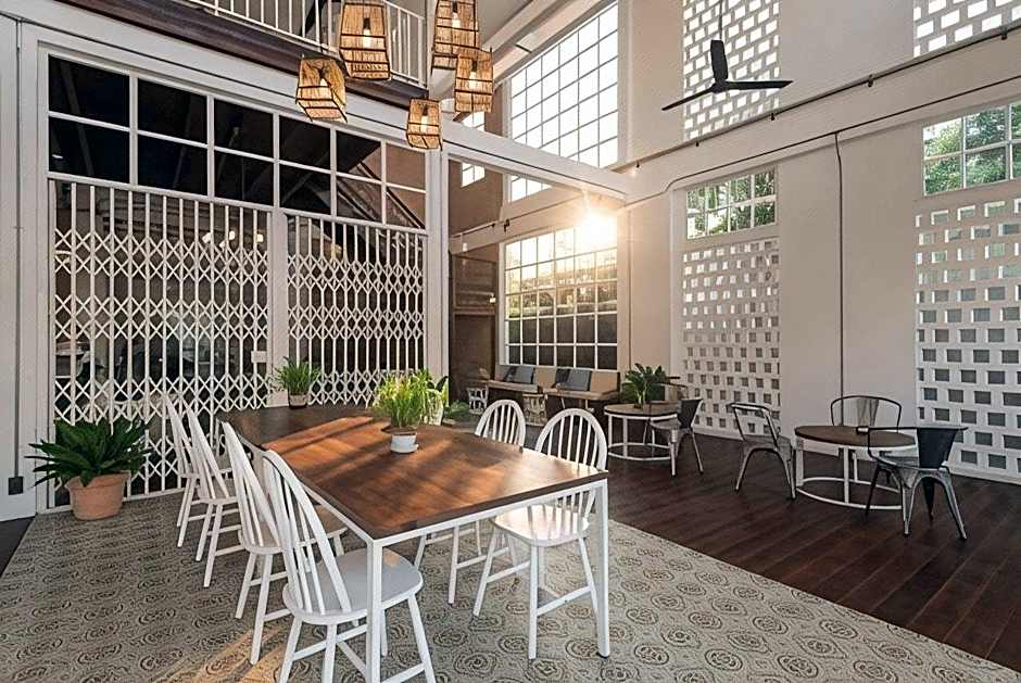 Memmoth Cafe & Hostel in Lampang