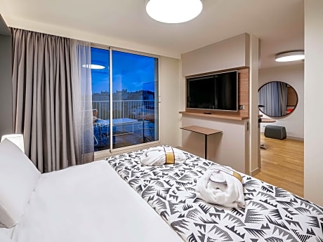 Junior Suite with terrace, panoramic view of Ma rseille and 1 king-size bed