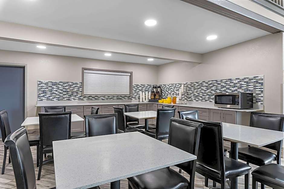 Super 8 by Wyndham Dickson