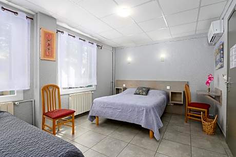 Triple Room with Street View