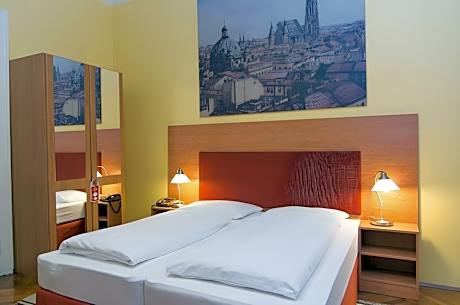 Comfort Triple Room with Private Bathroom