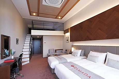 Deluxe Family Twin Room