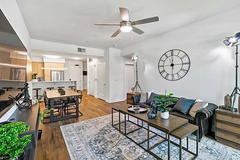 Beverly Grove Chic City Oasis 2 BR Apt with Den 138