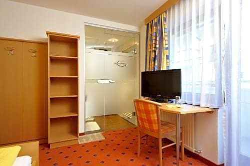 Photo 1 of 5 of Single Room