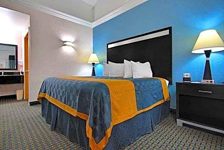 1 King Bed-Smoking-Sitting Area-Sofa Bed-Free Wifi-Minifridge-Coffeemaker-Hairdryer-42 Inch