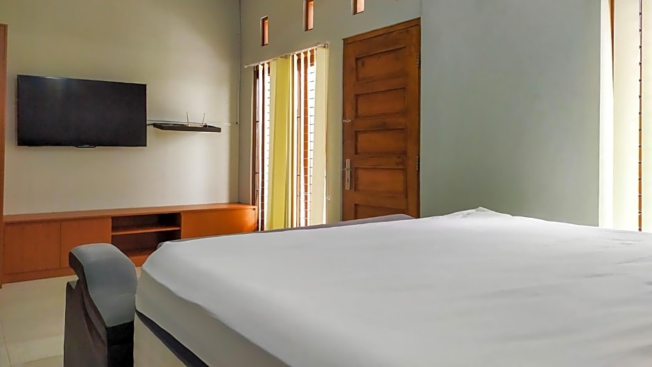 Omah Leren Mitra RedDoorz near Gembiraloka Zoo Yogyakarta