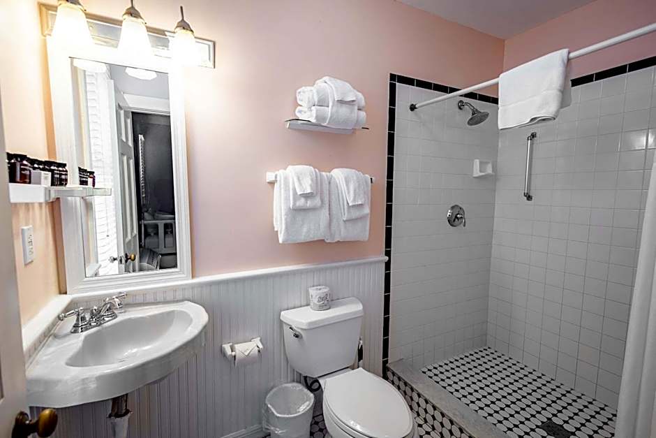 King Suite at Curry Mansion with Heated Pool!