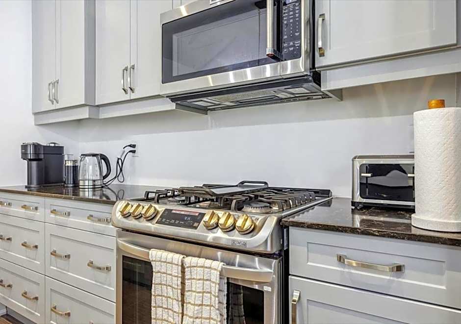 Luxurious and Beautiful, Barrie