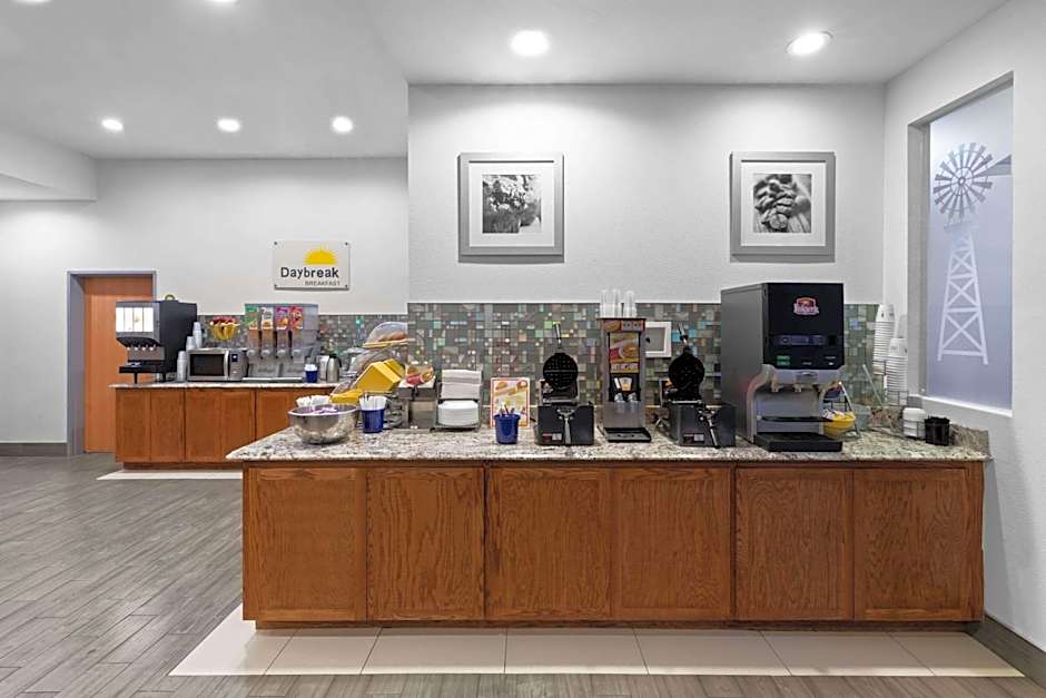 Days Inn & Suites by Wyndham Lubbock Medical Center