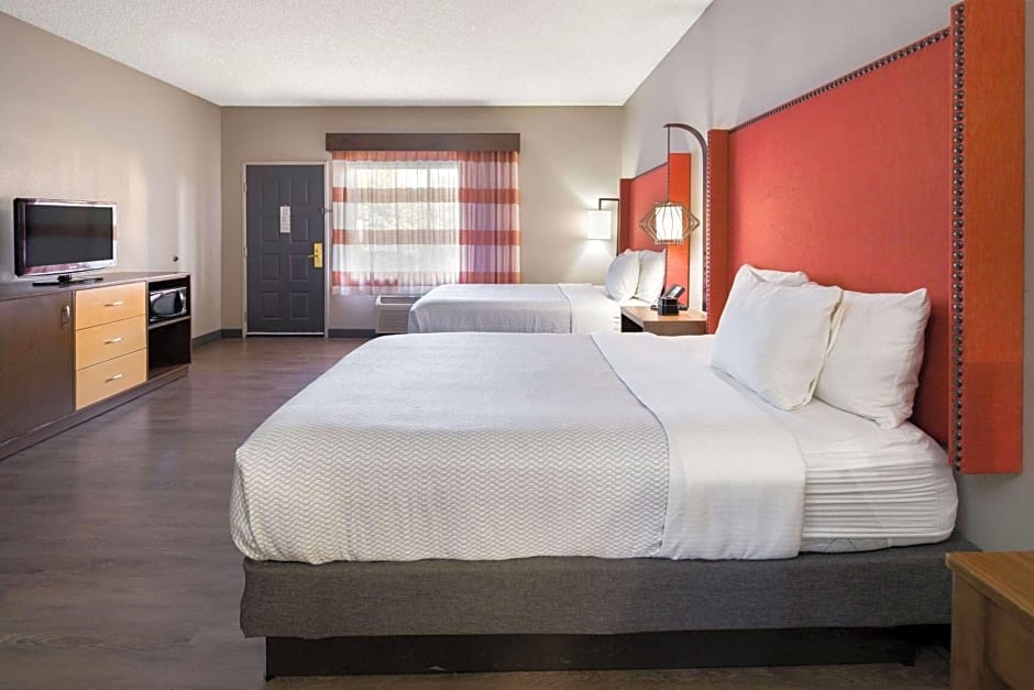 La Quinta Inn & Suites by Wyndham Orange County - Santa Ana