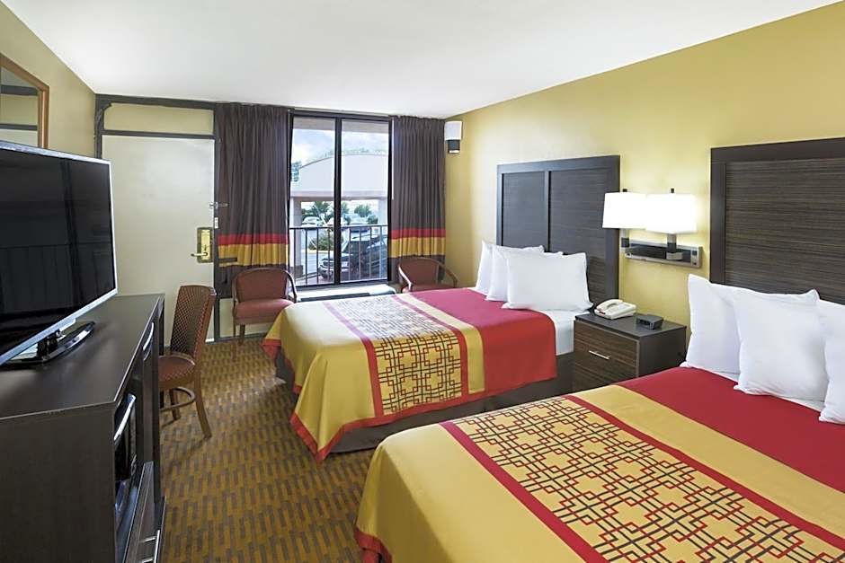 Days Inn by Wyndham Columbus-North Fort Moore