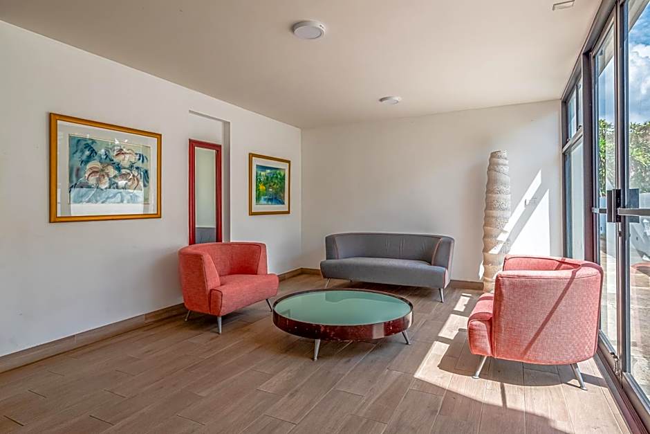 Irazu Hotel & Studios