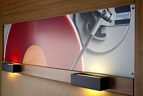 Room, 1 King Bed (Mobility/Hearing Access, Roll-In Shwr) (1 King Bed)