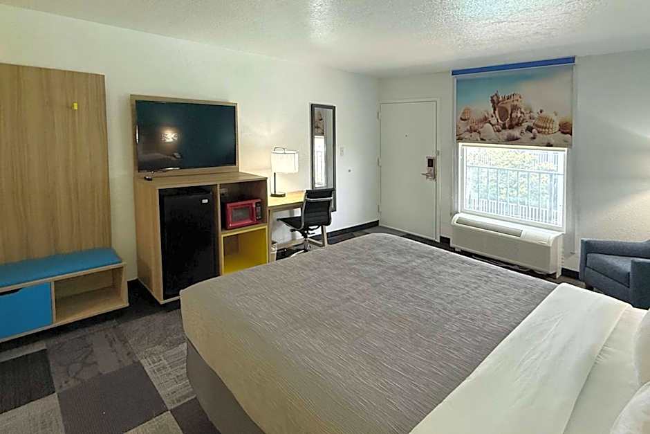 Photo 1 of 4 of 1 King Bed, Mobility Accessible, Grab Bars, Bathtub