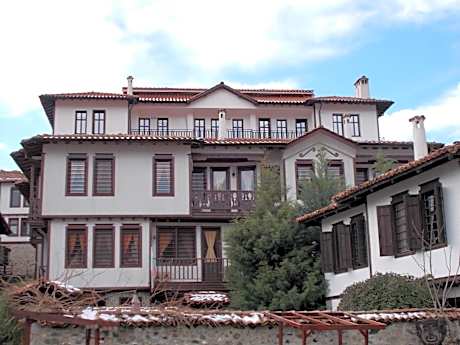 Апартхотел "Старият Град" в етнографски комплекс