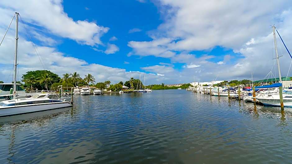 Waterfront Room, Heated Pool, Tiki Bar & Grill