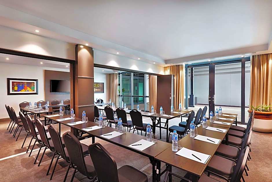 Legend Hotel Lagos Airport, Curio Collection By Hilton