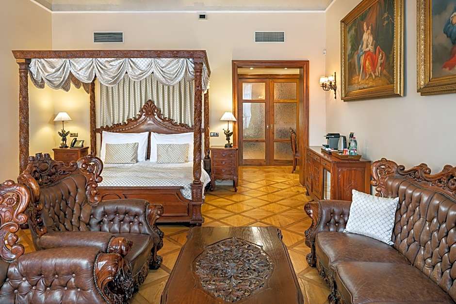 Iron Gate Hotel & Suites