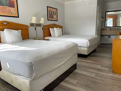 2 Full Beds | Mobility Accessible Tub Nsmk