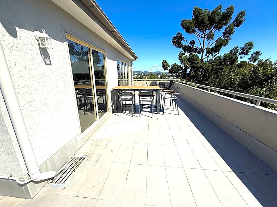 Hampton Court Apartments