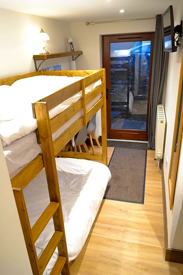 Dalecote Barn Bed and Breakfast (Bunkroom)