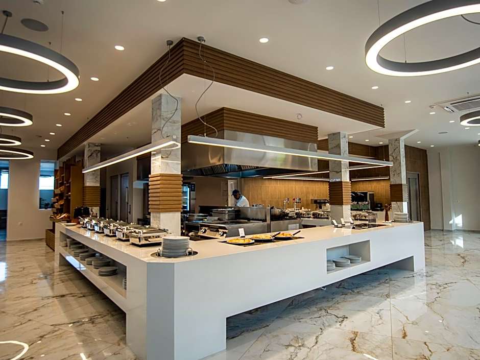 Elmi Beach Hotel & Suites