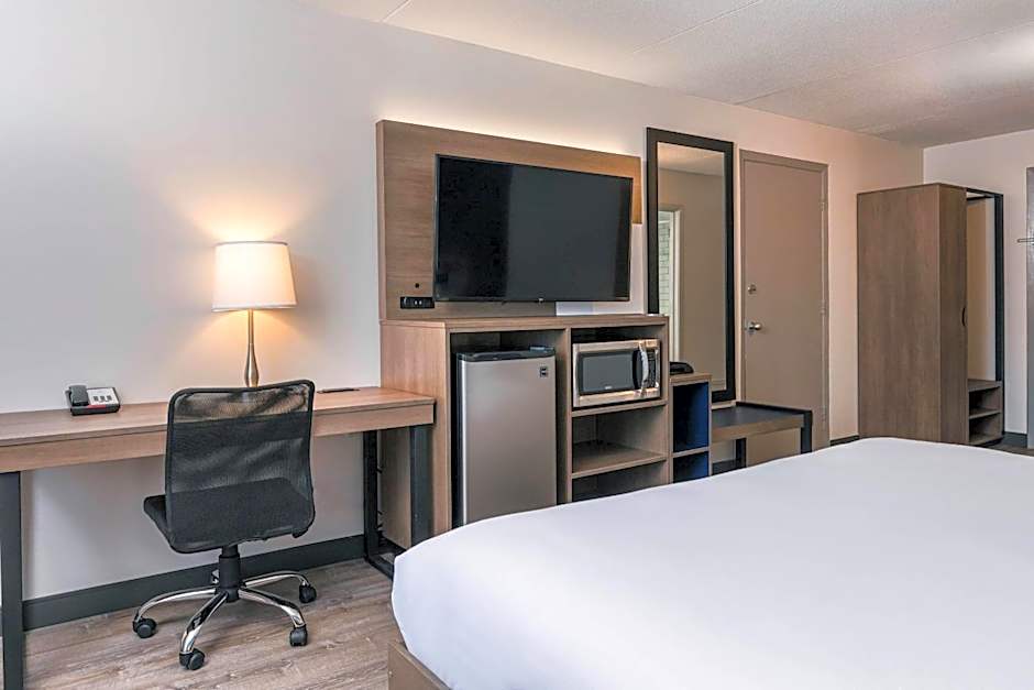 Comfort Suites Kingston Central