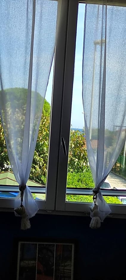 chambres bleues côté plage et aéroport climatisées et parking gratuit