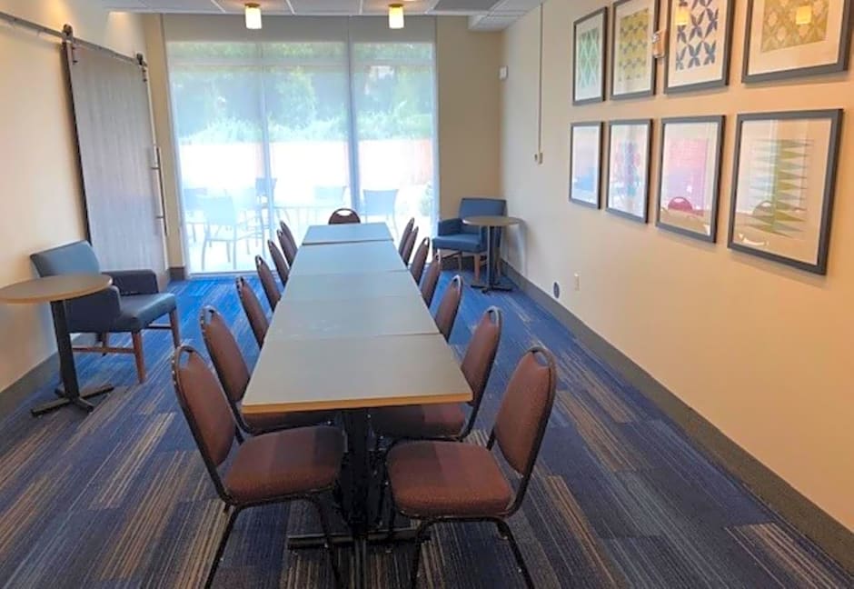 Holiday Inn Express And Suites Warrensburg North By IHG