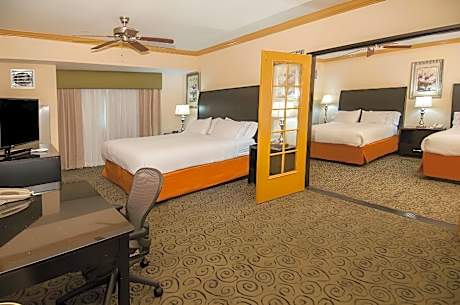 1 King 2 Queen Suite