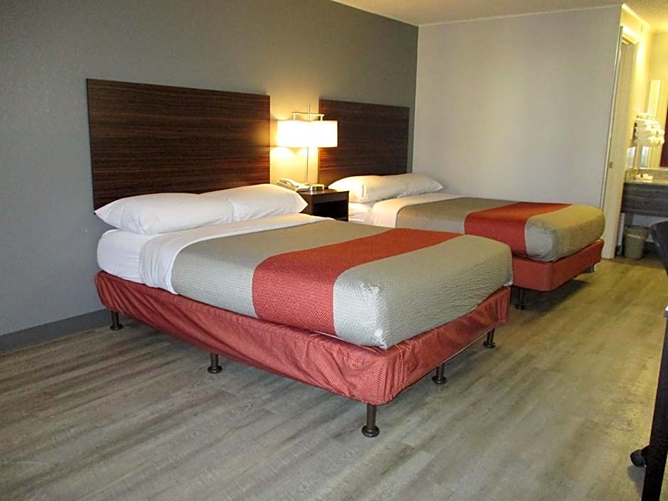 Travelodge by Wyndham Lansing