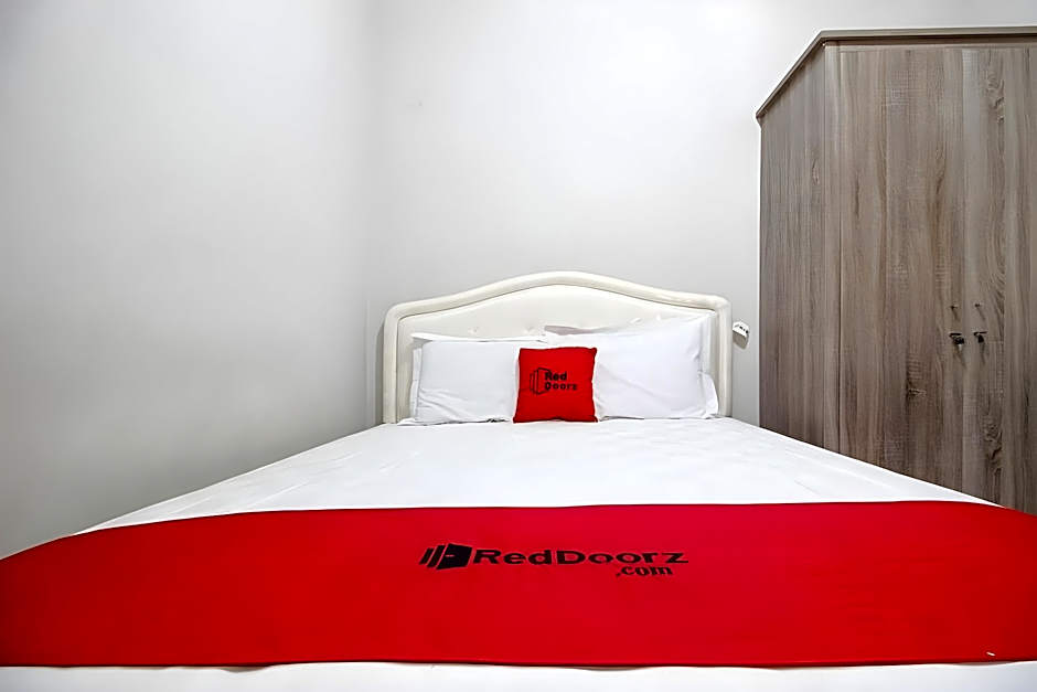 RedDoorz Plus near STIE YKPN