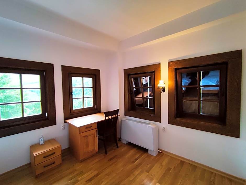 Guest Mansion, Гостински Палат