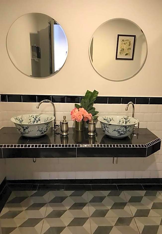 Bloom Boutique Hotel & Cafe