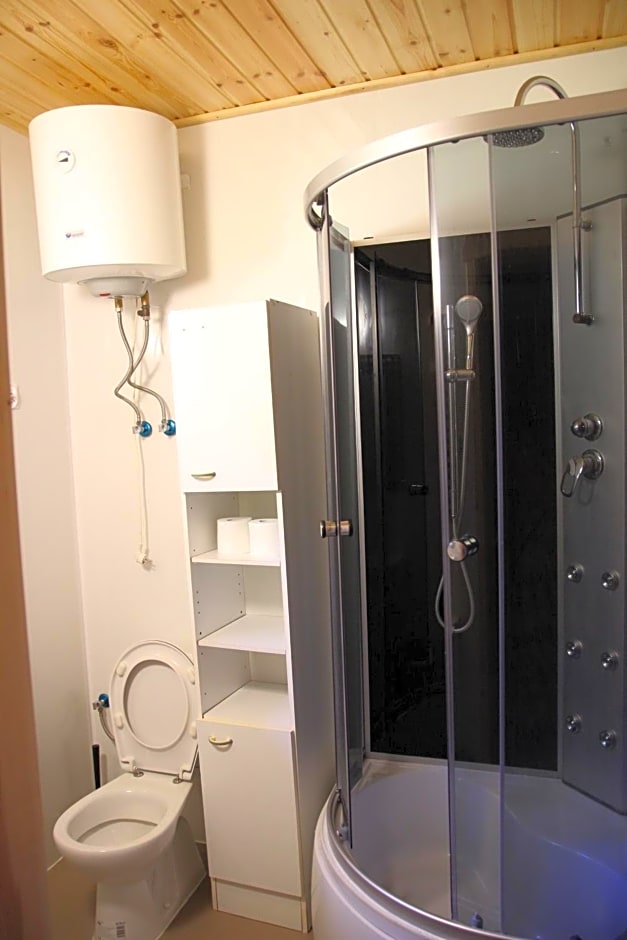 Domki nad jeziorem w Kar¿owicach