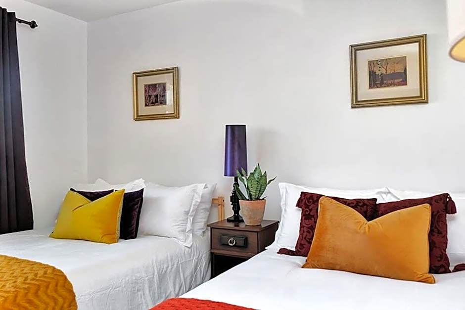 Retro vibe w hot tub piano lounge and vinyls