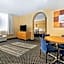 La Quinta Inn & Suites by Wyndham West Palm Beach Airport