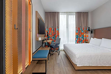 1 King Mobility/Hearing Acc Roll In Shower