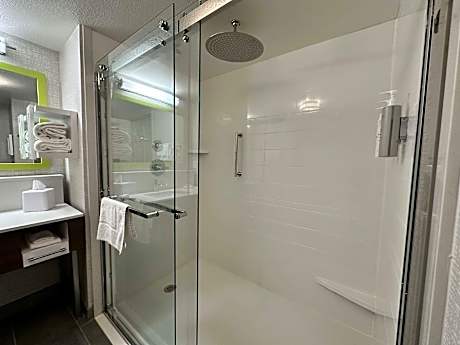 1 King Hearing Accessible Suite Nonsmoking