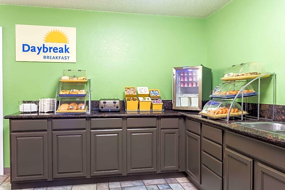 Days Inn & Suites by Wyndham Kaukauna WI