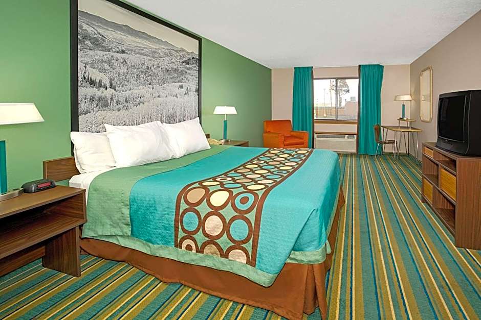 Super 8 by Wyndham Denver Stapleton
