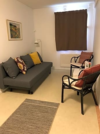 Family Room with Shared Bathroom (2 Adults + 2 Children)