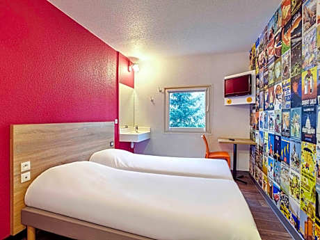 Cabrio Twin Room with Bathroom
