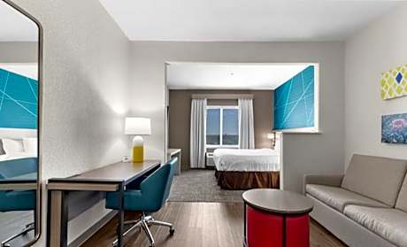 1 King Bed Suite Nonsmoking